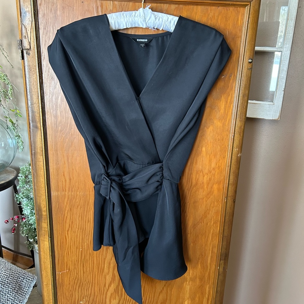 NWOT Express Tie Waist Blouse. Size XS.